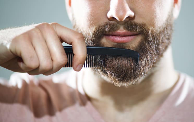 homem penteando a barba