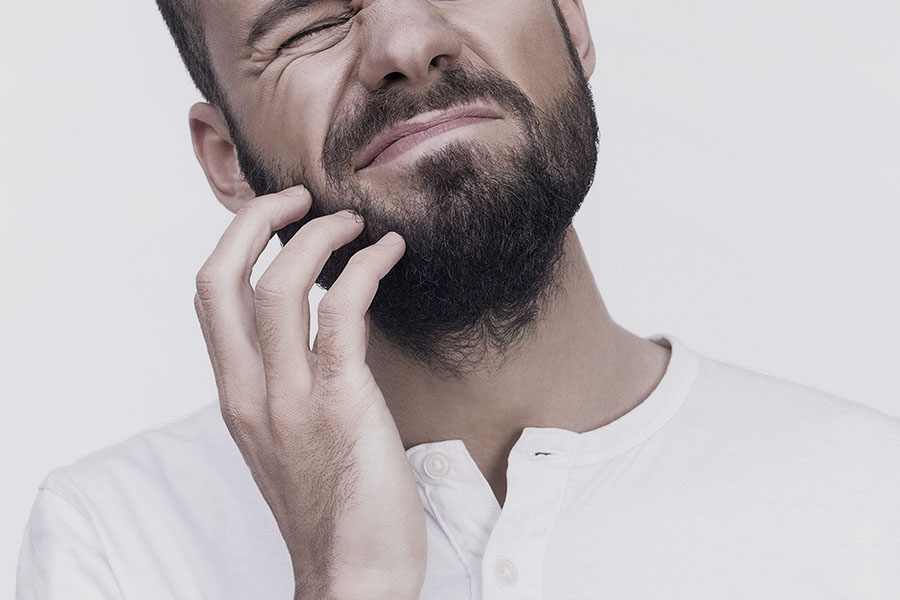 homem coçando a barba